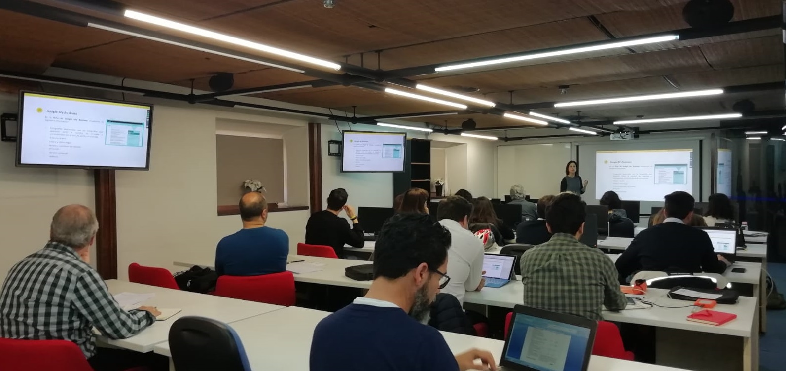 Presentacion sobre impacto de la IA en empresas ante una audiencia.